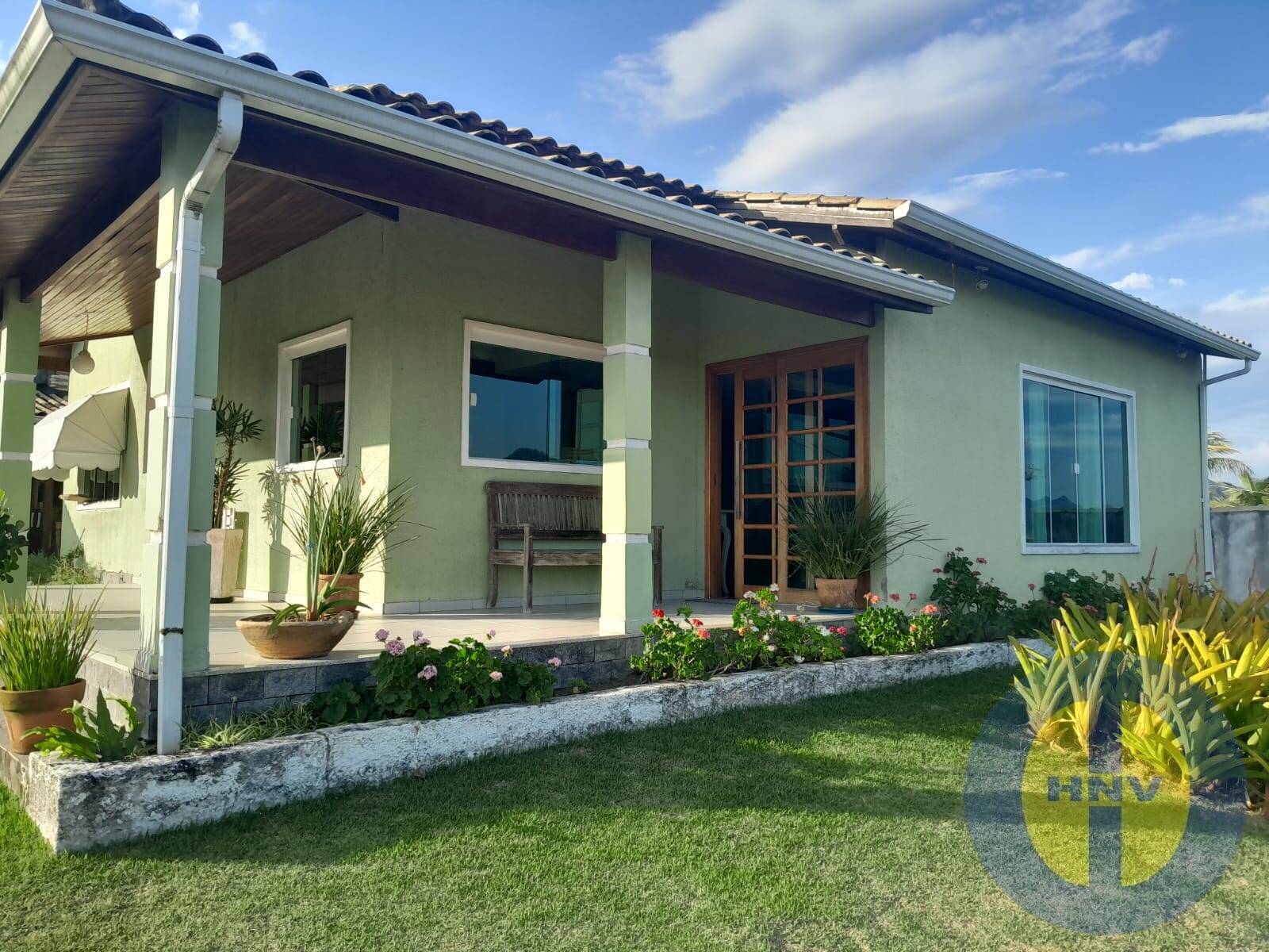 Vendo linda casa no condomínio "Itaipuaçú Ville" com uma vista incrível!